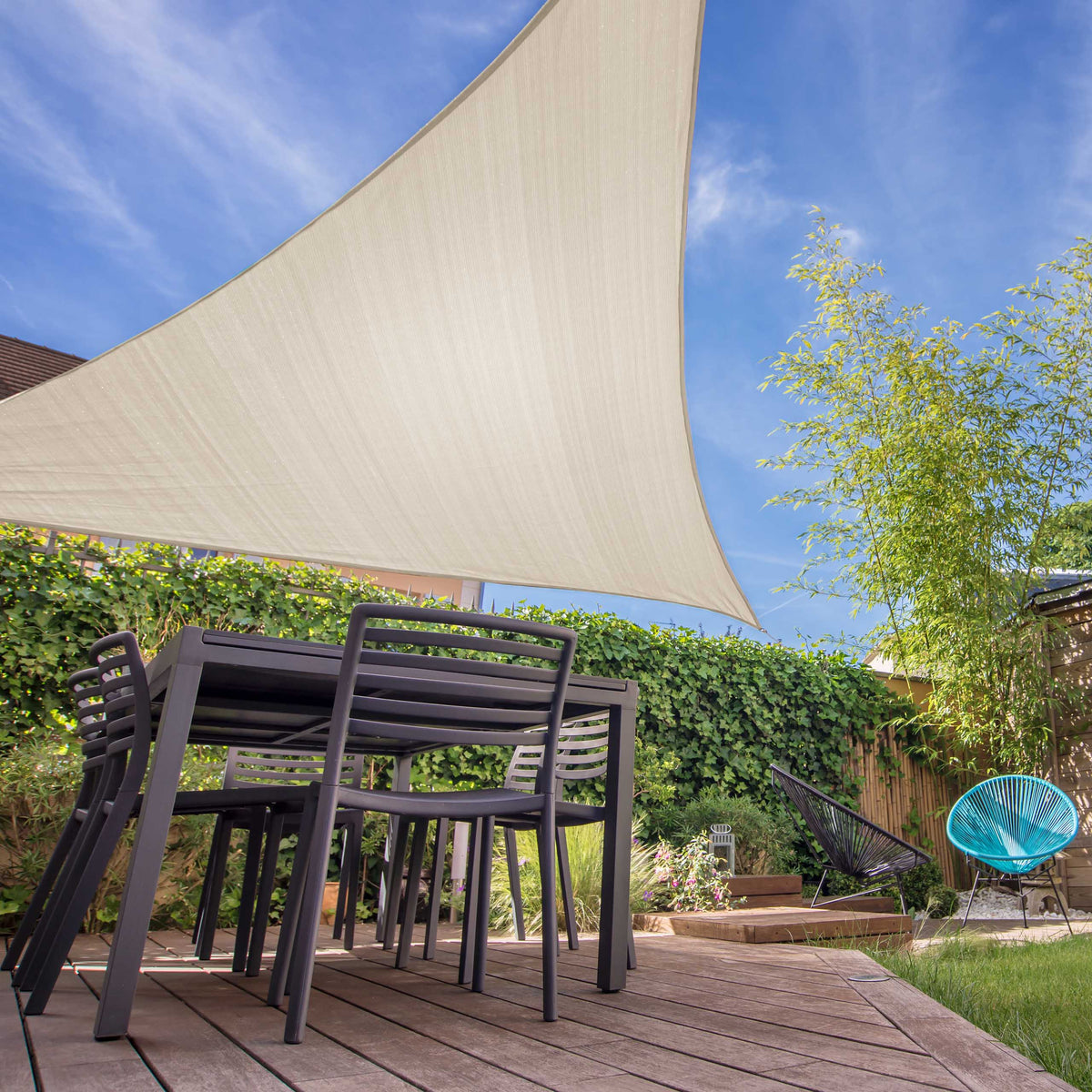 Sonnensegel 100% HDPE mit Stabilisator für UV-Schutz - Dreieck 3 x 3 x 3 Meter - Creme über Gartentisch im Außenbereich befestigt.