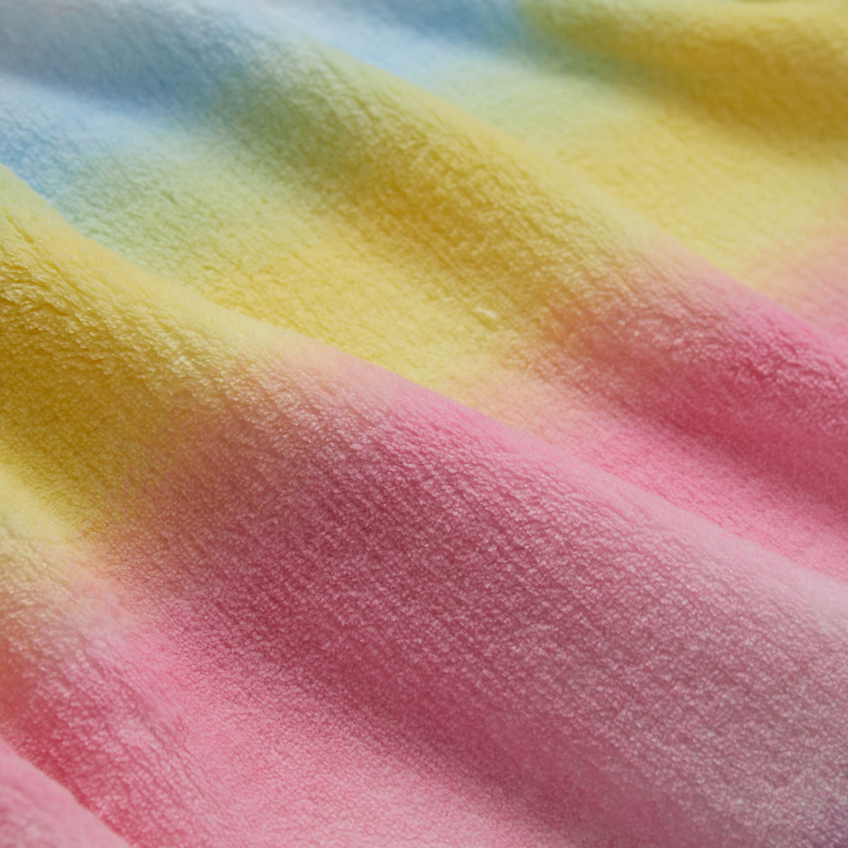 Kuscheldecke für Kinder - 150 x 180 cm - Regenbogen aus weichem, buntem Coral-Fleece, hautfreundlich und pflegeleicht.