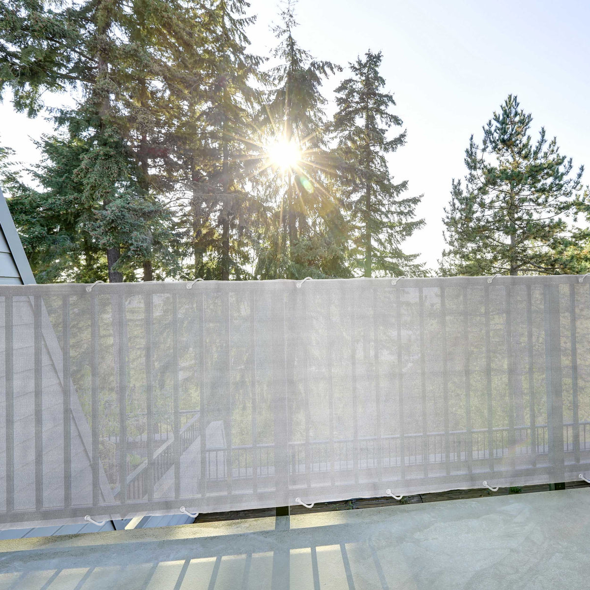 Balkonsichtschutz inkl. Befestigungsseil - 0,9 x 5 m - Hellgrau als robuster und wasserabweisender Sichtschutz am Balkon.