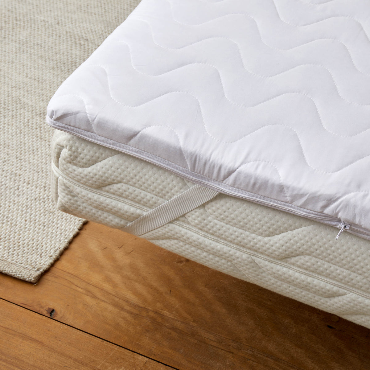 Matratzentopper Microfaser - 90 x 200 x 4,5 cm mit weichem Memory Foam, abnehmbarem, waschbarem Bezug und elastischen Bändern.