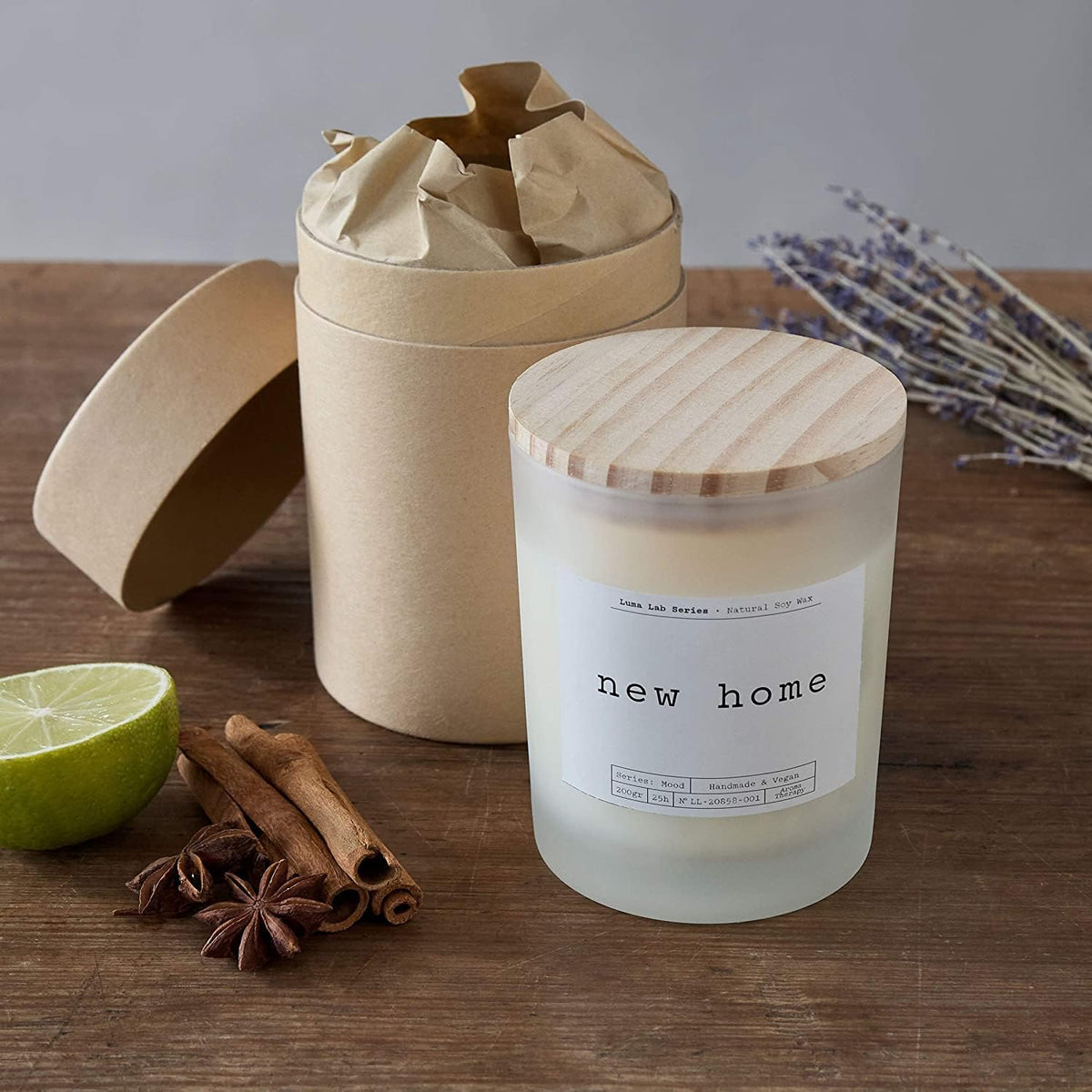 Duftkerze Mood "New Home" im Glas mit veganem Sojawachs, warmem Duft nach frischer Wäsche, 25 Stunden Brenndauer.