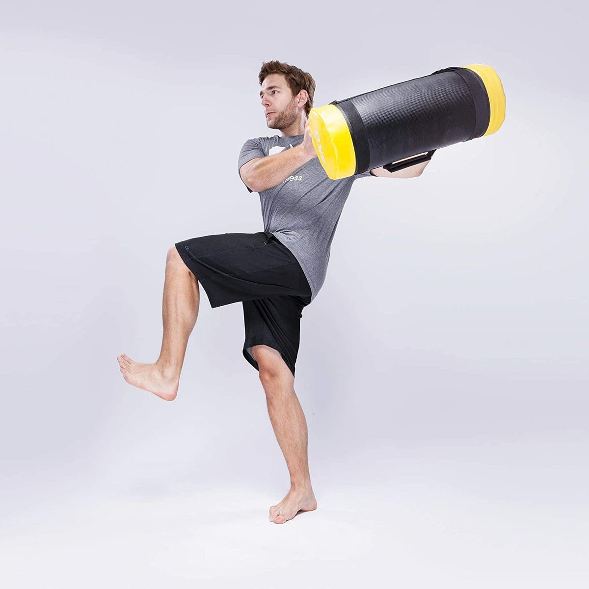 Mann trainiert mit Corebag Sandsack Carolous - Fitness Power Bag - 20 kg für funktionales Training und CrossFit Übungen.