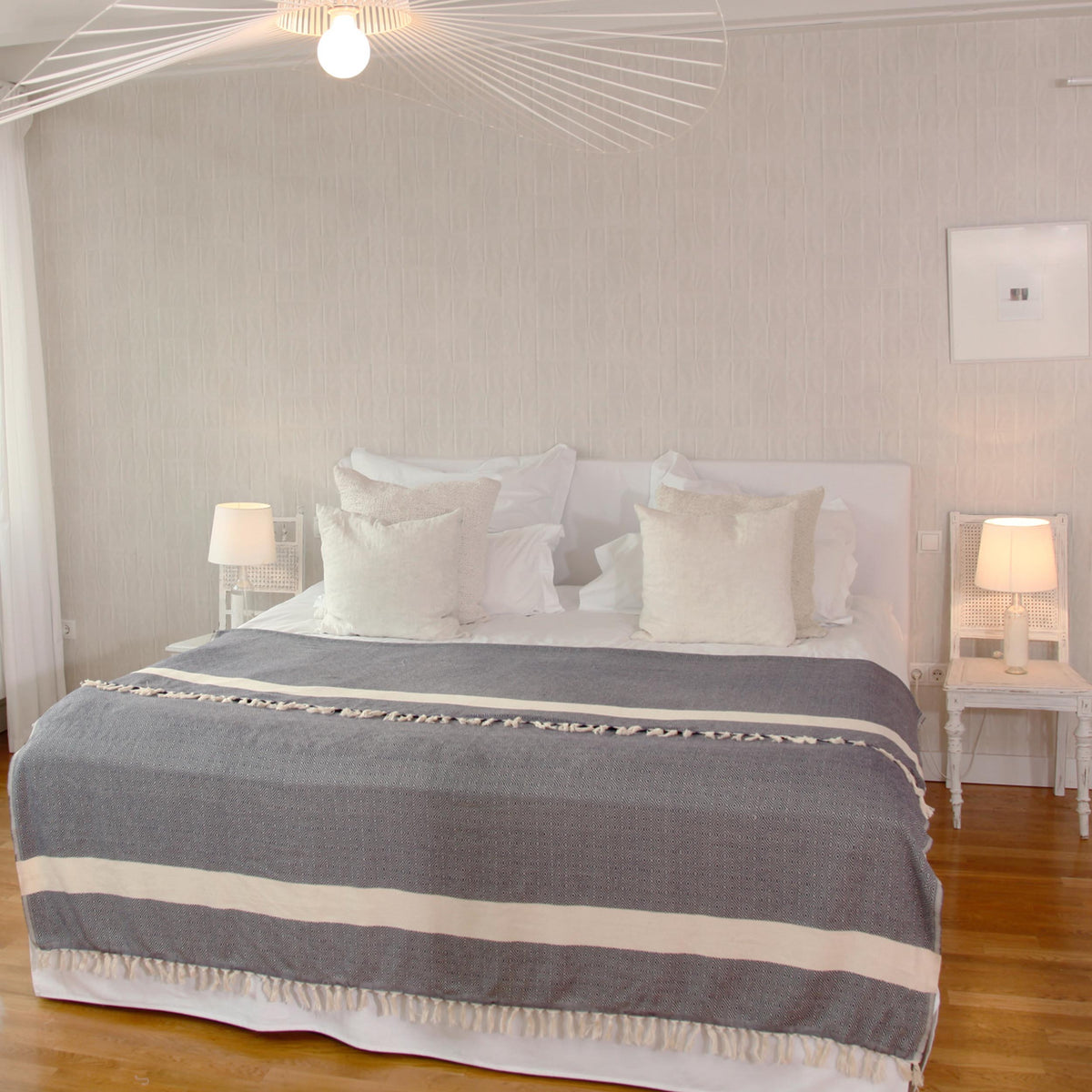 Baumwolldecke / Tagesdecke aus 100 % Baumwolle - ca. 200 x 240 cm - Grün auf Bett in modernem Schlafzimmer gelegen.
